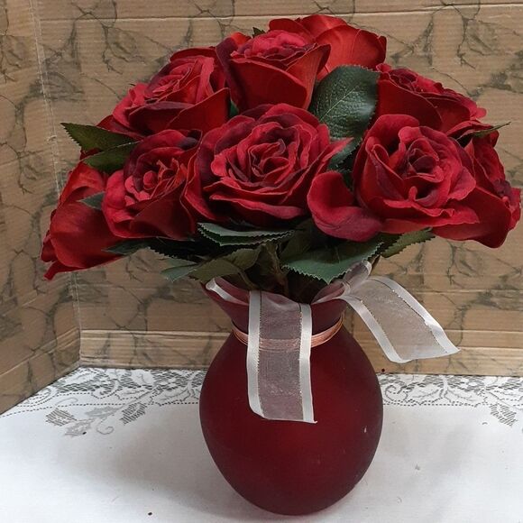 15 roses in a beautiful frosted vase with a gold heart trinket. - Picture 1 of 5